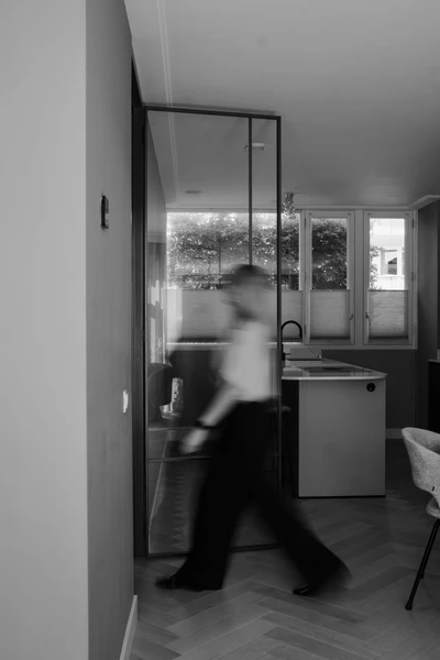 Zwart-witbeeld met bewegingsonscherpte in een hal