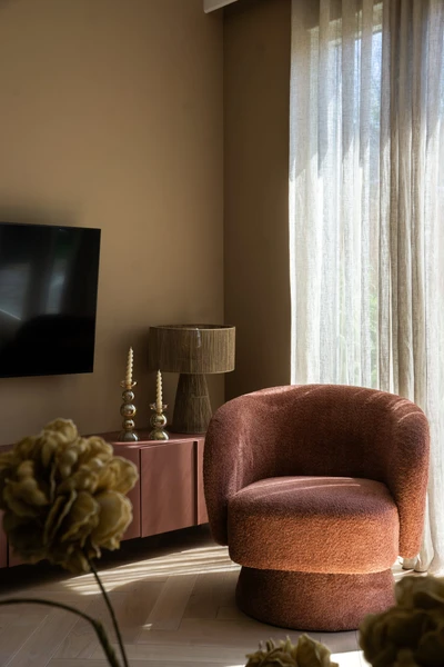 Woonkamer met terracotta fauteuil