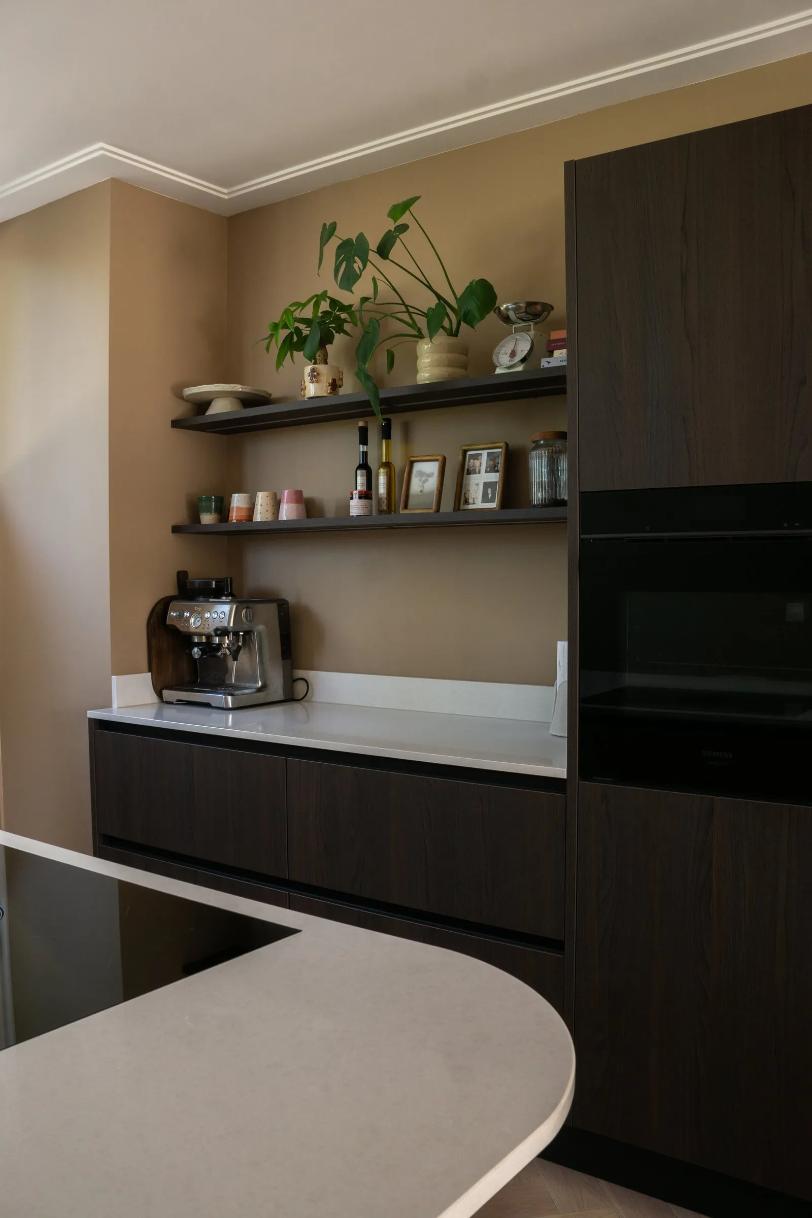 Keukendetail met open planken en espressomachine