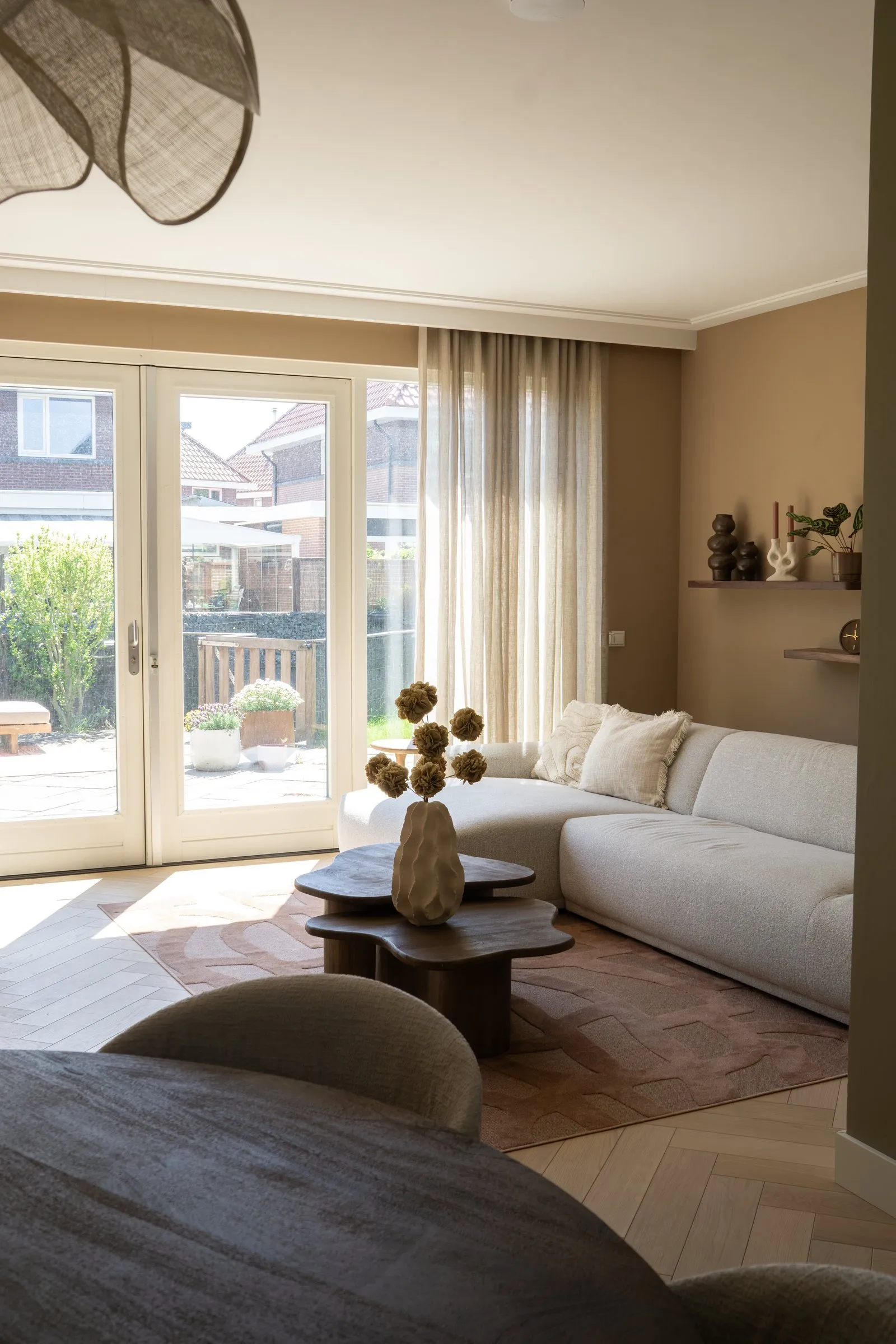 Zicht vanuit de woonkamer op de openslaande tuindeuren