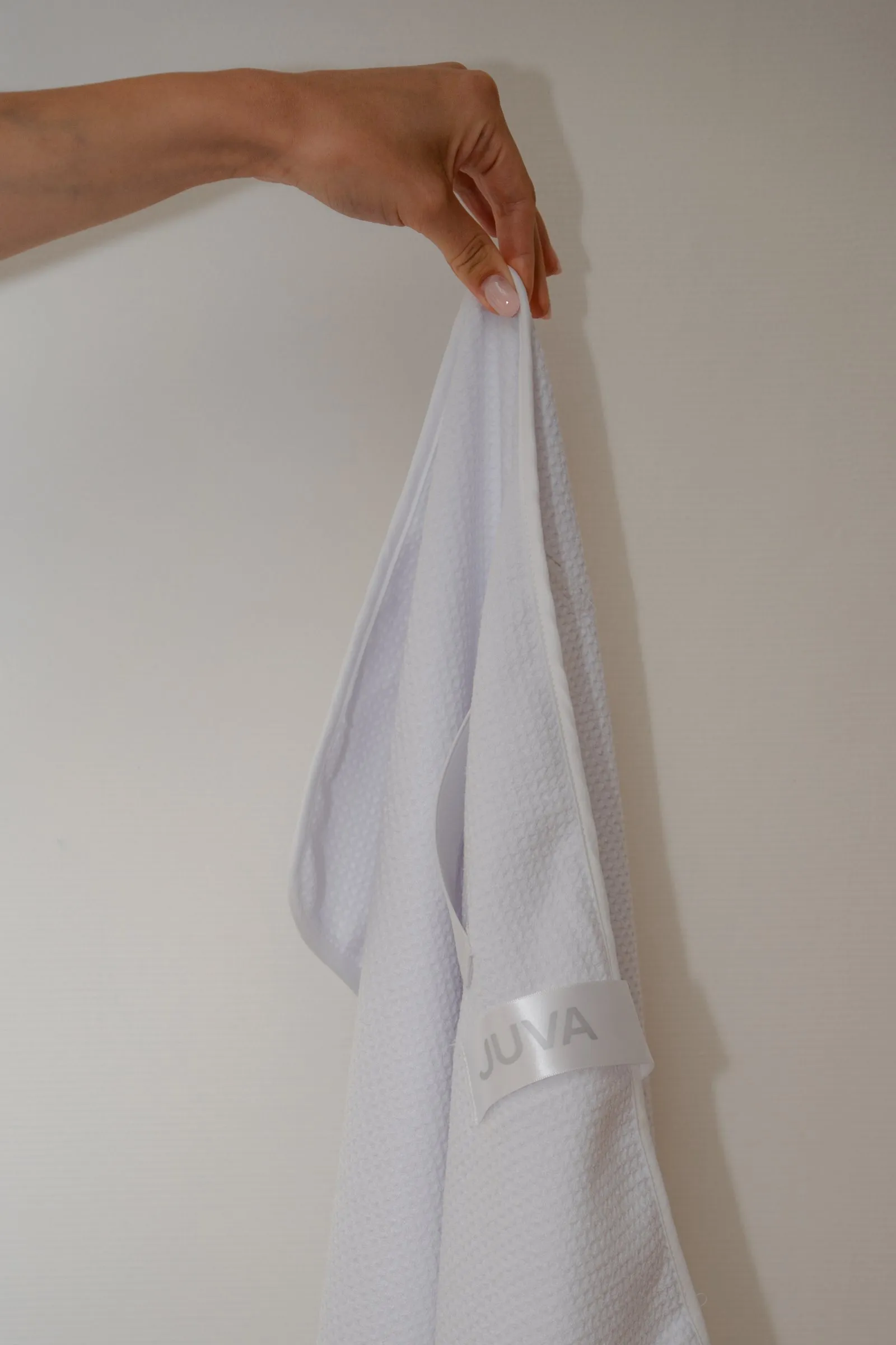 Witte Juva haarhanddoek wordt uitgevouwen