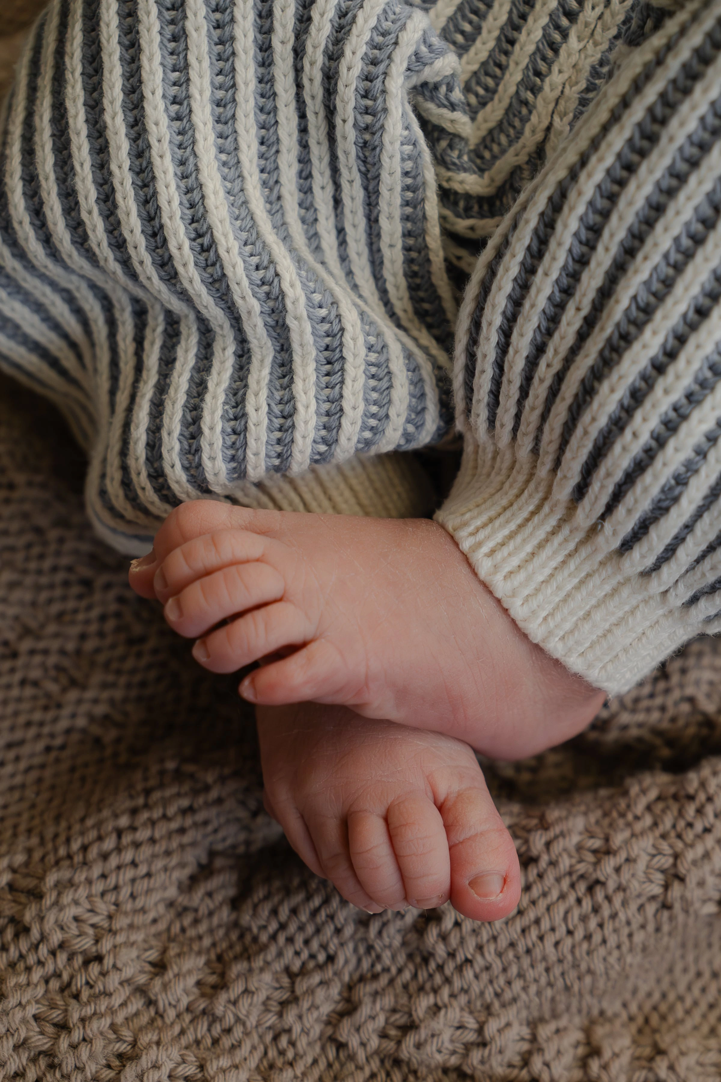 Newborn baby rustend op zacht linnen